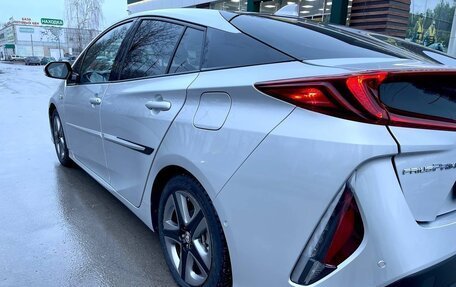 Toyota Prius IV XW50, 2017 год, 2 300 000 рублей, 8 фотография