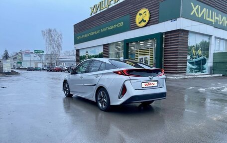 Toyota Prius IV XW50, 2017 год, 2 300 000 рублей, 4 фотография