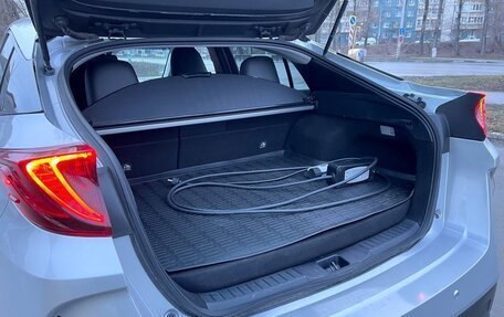 Toyota Prius IV XW50, 2017 год, 2 300 000 рублей, 10 фотография