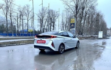 Toyota Prius IV XW50, 2017 год, 2 300 000 рублей, 3 фотография