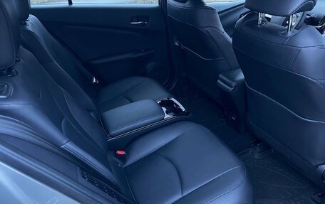 Toyota Prius IV XW50, 2017 год, 2 300 000 рублей, 18 фотография