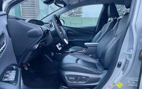 Toyota Prius IV XW50, 2017 год, 2 300 000 рублей, 13 фотография