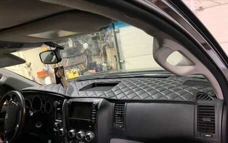 Toyota Sequoia II рестайлинг, 2011 год, 3 050 000 рублей, 3 фотография