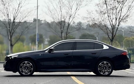 BMW 5 серия, 2025 год, 6 890 000 рублей, 2 фотография