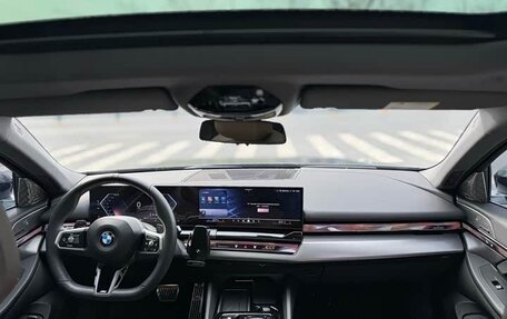 BMW 5 серия, 2025 год, 6 890 000 рублей, 11 фотография