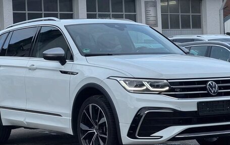 Volkswagen Tiguan II, 2023 год, 3 175 000 рублей, 6 фотография