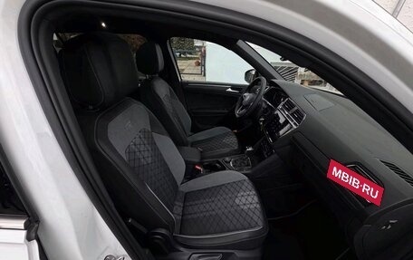 Volkswagen Tiguan II, 2023 год, 3 175 000 рублей, 26 фотография