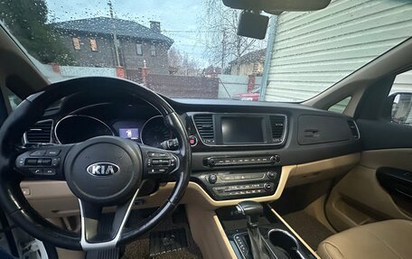 KIA Carnival III, 2018 год, 2 800 000 рублей, 21 фотография