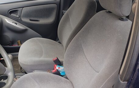 Toyota Yaris I рестайлинг, 2002 год, 250 000 рублей, 13 фотография