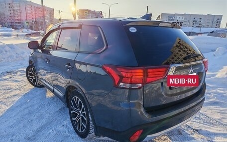 Mitsubishi Outlander III рестайлинг 3, 2018 год, 1 700 000 рублей, 4 фотография
