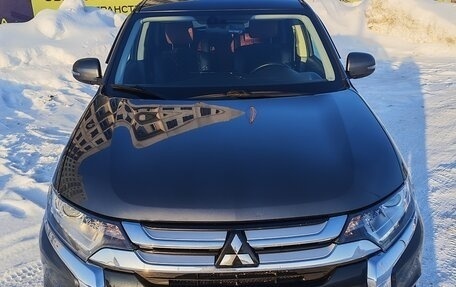 Mitsubishi Outlander III рестайлинг 3, 2018 год, 1 700 000 рублей, 2 фотография