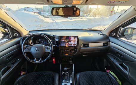 Mitsubishi Outlander III рестайлинг 3, 2018 год, 1 700 000 рублей, 7 фотография