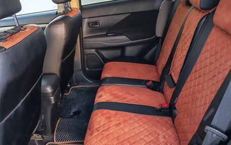 Mitsubishi Outlander III рестайлинг 3, 2018 год, 1 700 000 рублей, 10 фотография