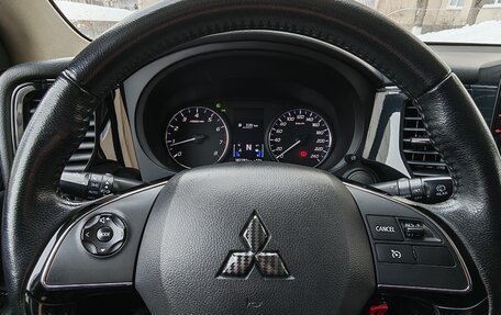 Mitsubishi Outlander III рестайлинг 3, 2018 год, 1 700 000 рублей, 16 фотография