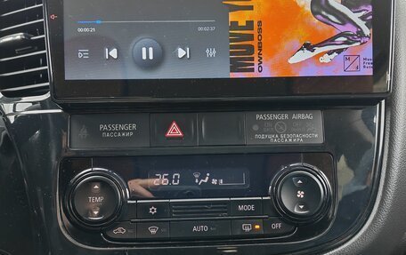 Mitsubishi Outlander III рестайлинг 3, 2018 год, 1 700 000 рублей, 17 фотография