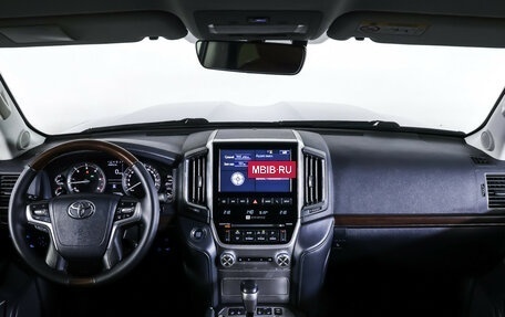 Toyota Land Cruiser 200, 2018 год, 6 890 000 рублей, 18 фотография