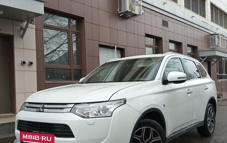 Mitsubishi Outlander III рестайлинг 3, 2014 год, 1 770 000 рублей, 2 фотография