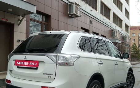 Mitsubishi Outlander III рестайлинг 3, 2014 год, 1 770 000 рублей, 4 фотография