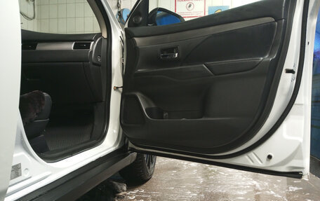 Mitsubishi Outlander III рестайлинг 3, 2014 год, 1 770 000 рублей, 12 фотография