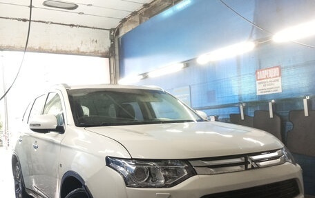 Mitsubishi Outlander III рестайлинг 3, 2014 год, 1 770 000 рублей, 16 фотография