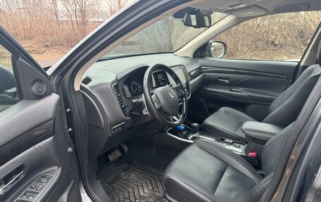 Mitsubishi Outlander III рестайлинг 3, 2017 год, 2 350 000 рублей, 8 фотография