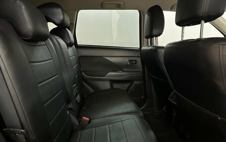 Mitsubishi Outlander III рестайлинг 3, 2019 год, 2 440 000 рублей, 13 фотография