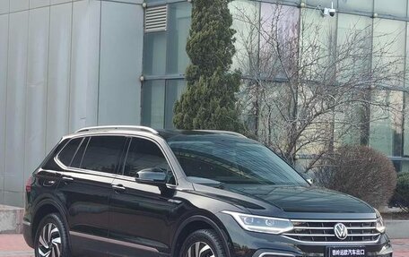 Volkswagen Tiguan II, 2022 год, 2 700 000 рублей, 1 фотография