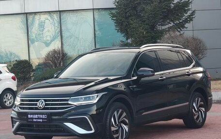 Volkswagen Tiguan II, 2022 год, 2 700 000 рублей, 3 фотография