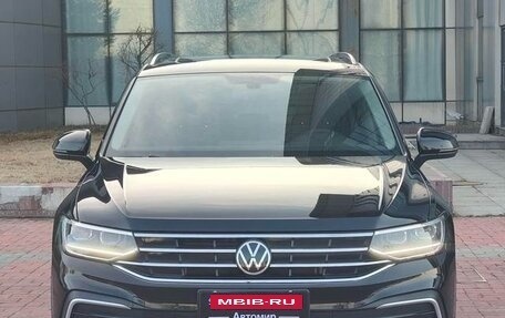 Volkswagen Tiguan II, 2022 год, 2 700 000 рублей, 2 фотография