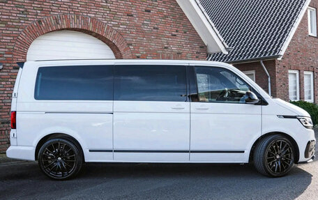 Volkswagen Caravelle T6 рестайлинг, 2023 год, 5 800 000 рублей, 1 фотография