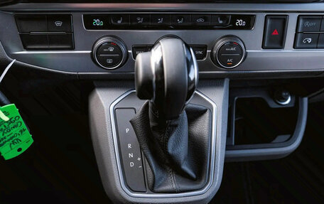 Volkswagen Caravelle T6 рестайлинг, 2023 год, 5 800 000 рублей, 21 фотография