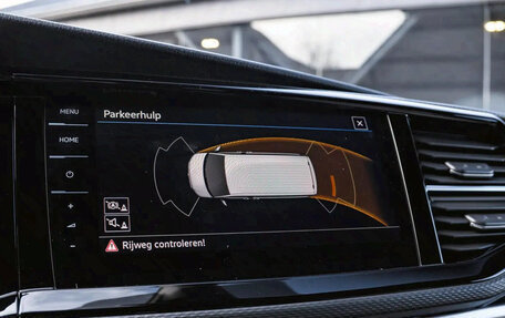 Volkswagen Caravelle T6 рестайлинг, 2023 год, 5 800 000 рублей, 33 фотография