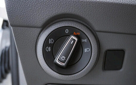 Volkswagen Caravelle T6 рестайлинг, 2023 год, 5 800 000 рублей, 29 фотография