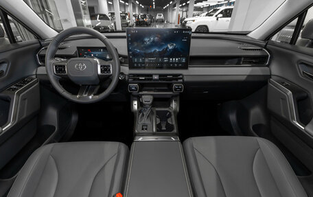 Toyota RAV4, 2025 год, 4 800 000 рублей, 8 фотография