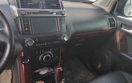 Toyota Land Cruiser Prado 150 рестайлинг 2, 2016 год, 4 000 000 рублей, 9 фотография