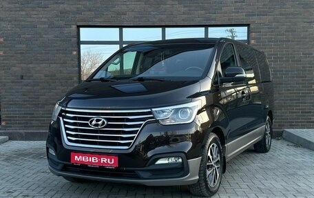 Hyundai Grand Starex Grand Starex I рестайлинг 2, 2018 год, 3 700 000 рублей, 1 фотография