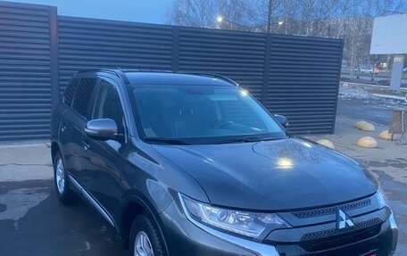 Mitsubishi Outlander III рестайлинг 3, 2022 год, 3 500 000 рублей, 1 фотография