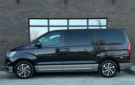 Hyundai Grand Starex Grand Starex I рестайлинг 2, 2018 год, 3 700 000 рублей, 2 фотография