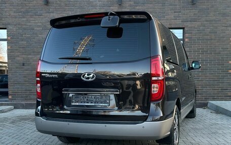 Hyundai Grand Starex Grand Starex I рестайлинг 2, 2018 год, 3 700 000 рублей, 4 фотография