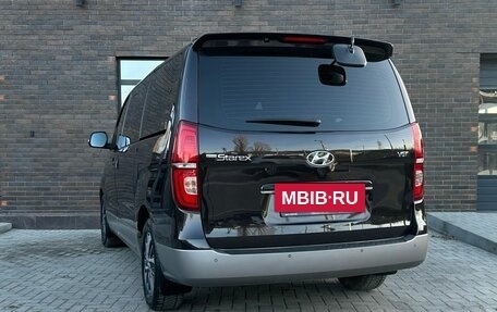 Hyundai Grand Starex Grand Starex I рестайлинг 2, 2018 год, 3 700 000 рублей, 3 фотография