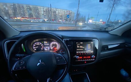 Mitsubishi Outlander III рестайлинг 3, 2022 год, 3 500 000 рублей, 5 фотография