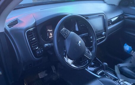 Mitsubishi Outlander III рестайлинг 3, 2022 год, 3 500 000 рублей, 6 фотография