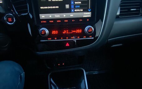 Mitsubishi Outlander III рестайлинг 3, 2022 год, 3 500 000 рублей, 7 фотография