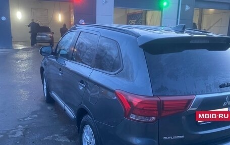 Mitsubishi Outlander III рестайлинг 3, 2022 год, 3 500 000 рублей, 4 фотография