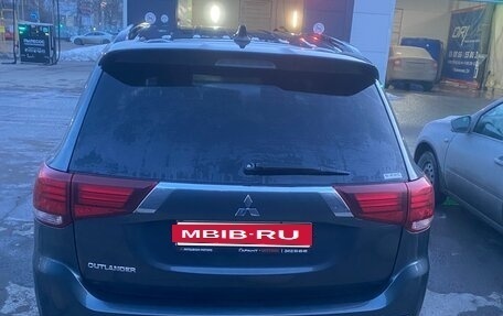 Mitsubishi Outlander III рестайлинг 3, 2022 год, 3 500 000 рублей, 2 фотография