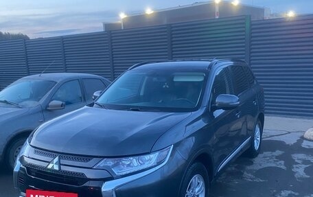 Mitsubishi Outlander III рестайлинг 3, 2022 год, 3 500 000 рублей, 3 фотография