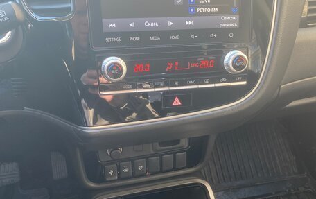 Mitsubishi Outlander III рестайлинг 3, 2022 год, 3 500 000 рублей, 15 фотография