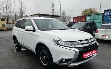 Mitsubishi Outlander III рестайлинг 3, 2018 год, 1 999 000 рублей, 3 фотография