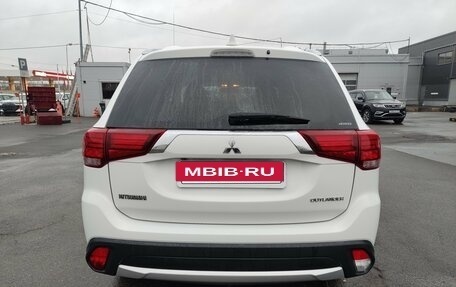 Mitsubishi Outlander III рестайлинг 3, 2018 год, 1 999 000 рублей, 6 фотография
