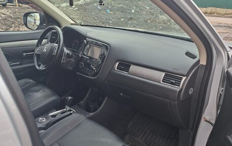 Mitsubishi Outlander III рестайлинг 3, 2014 год, 1 750 000 рублей, 10 фотография